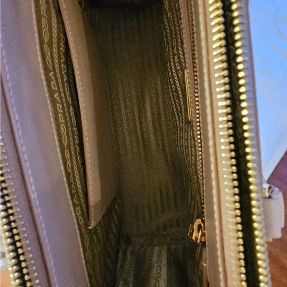 Prada Cammeo Saffiano Lux leather Bag medium authentic slightly used with strap - Picture 10 of 16